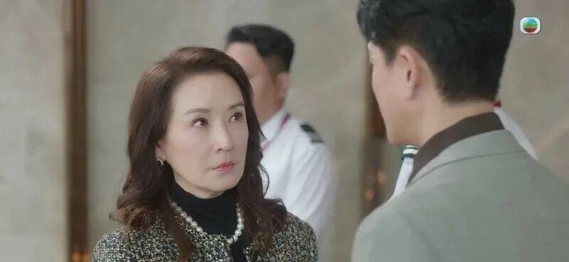 《新闻女王2》黄宗泽教科书式演活贱精总监，佘诗曼︰他是本色演出封面图