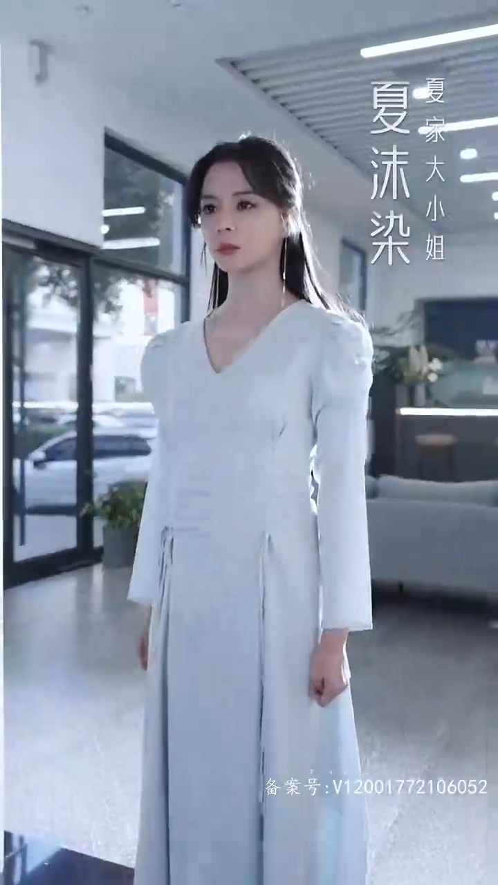 重生后她转身投入死对头怀抱封面图